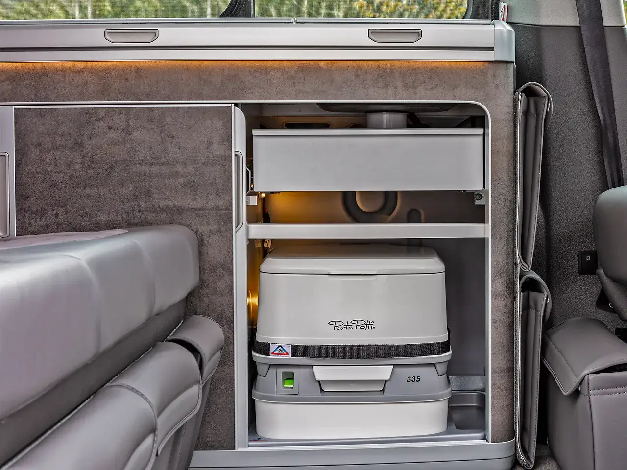 Porta Potti-toalett i en VW California. Bekv&auml;mt och praktiskt f&ouml;r resan.