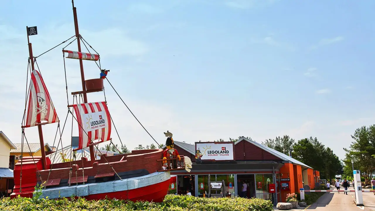 Piratskepp vid Legoland Holiday Village i Billund. Perfekt f&ouml;r camping och &auml;ventyr!