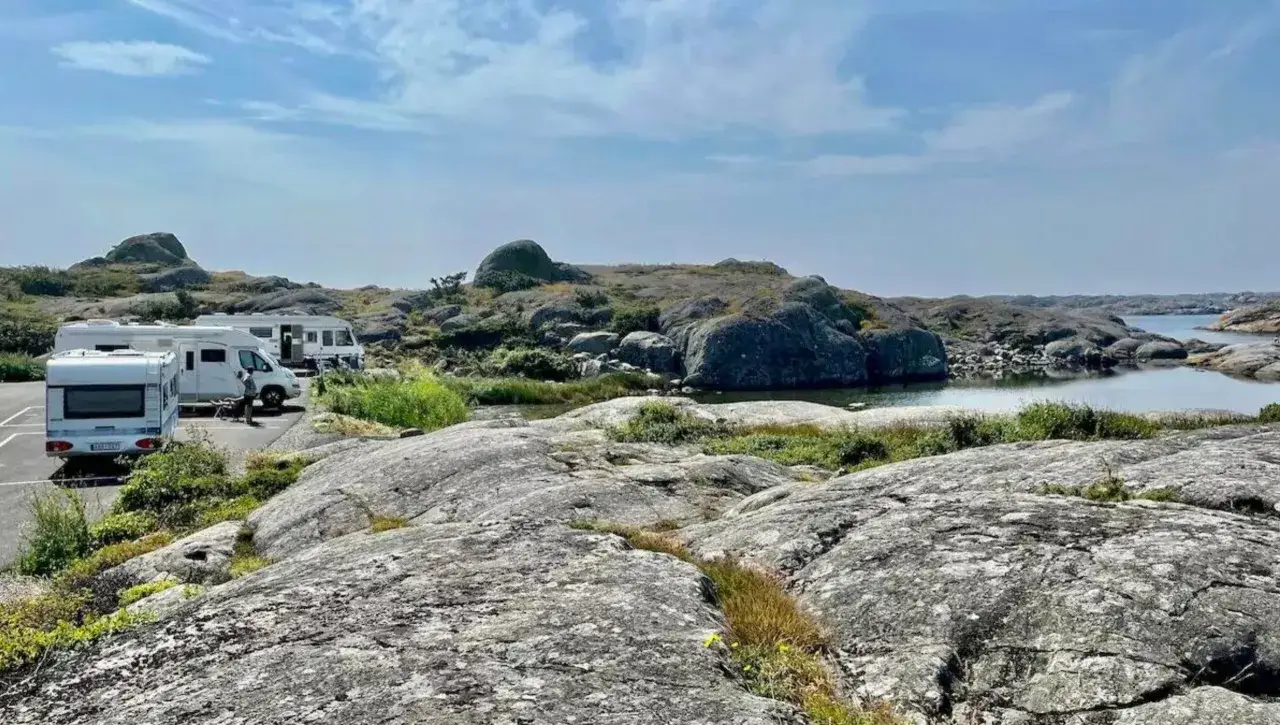 Husbilens dag vid havet. Husbilar parkerade p&aring; en klippig kust med vatten och himmel.