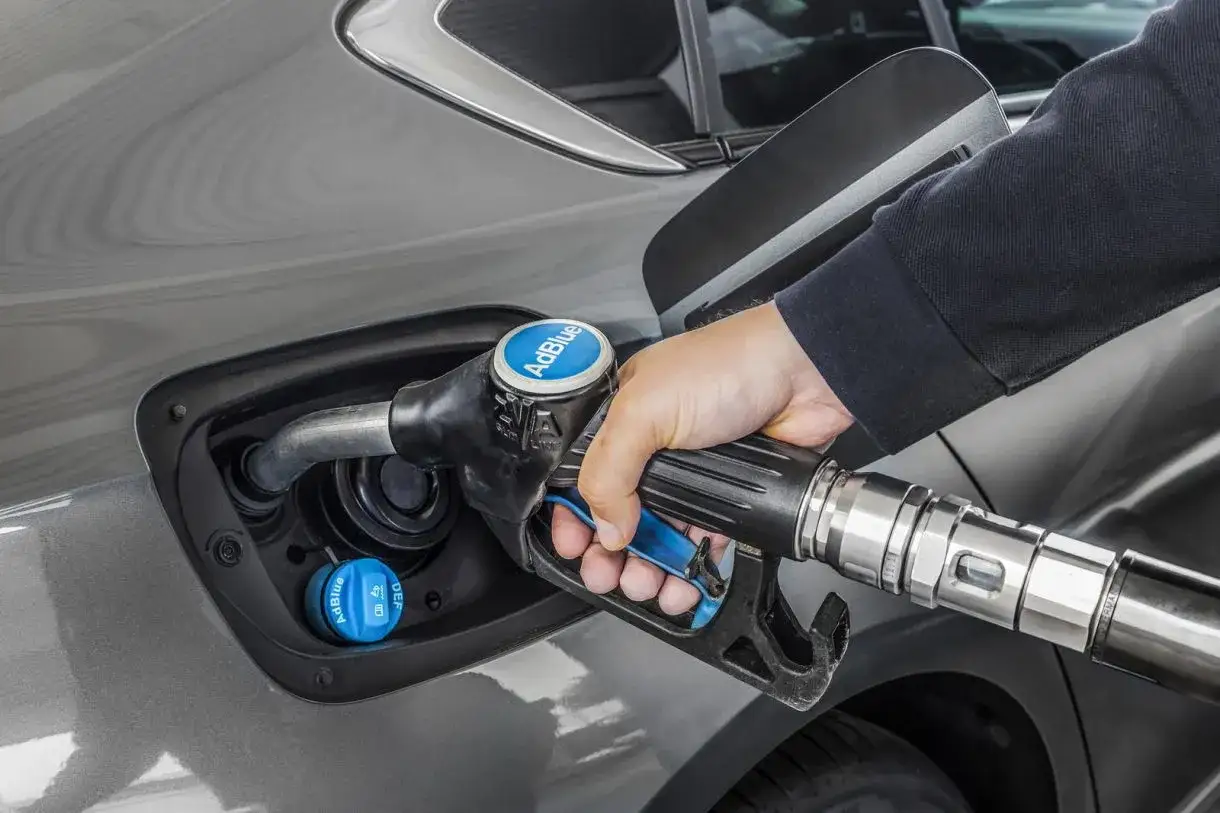 Fyller p&aring; AdBlue i bilen. Hur mycket AdBlue ska man fylla p&aring;? F&ouml;lj instruktionerna i bilens manual f&ouml;r r&auml;tt m&auml;ngd.