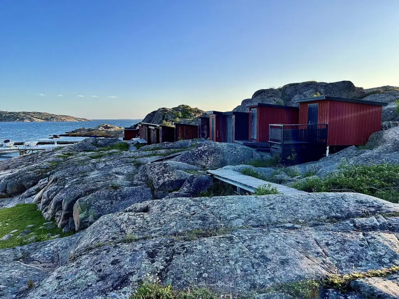 Röda stugor på klippor vid havet, en idyllisk plats för camping i Lysekil.