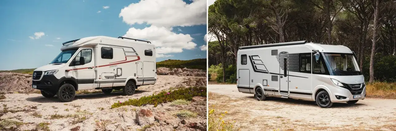Tv&aring; coola husbilar, en redo f&ouml;r &auml;ventyr i stenig terr&auml;ng, den andra elegant parkerad vid en skog.