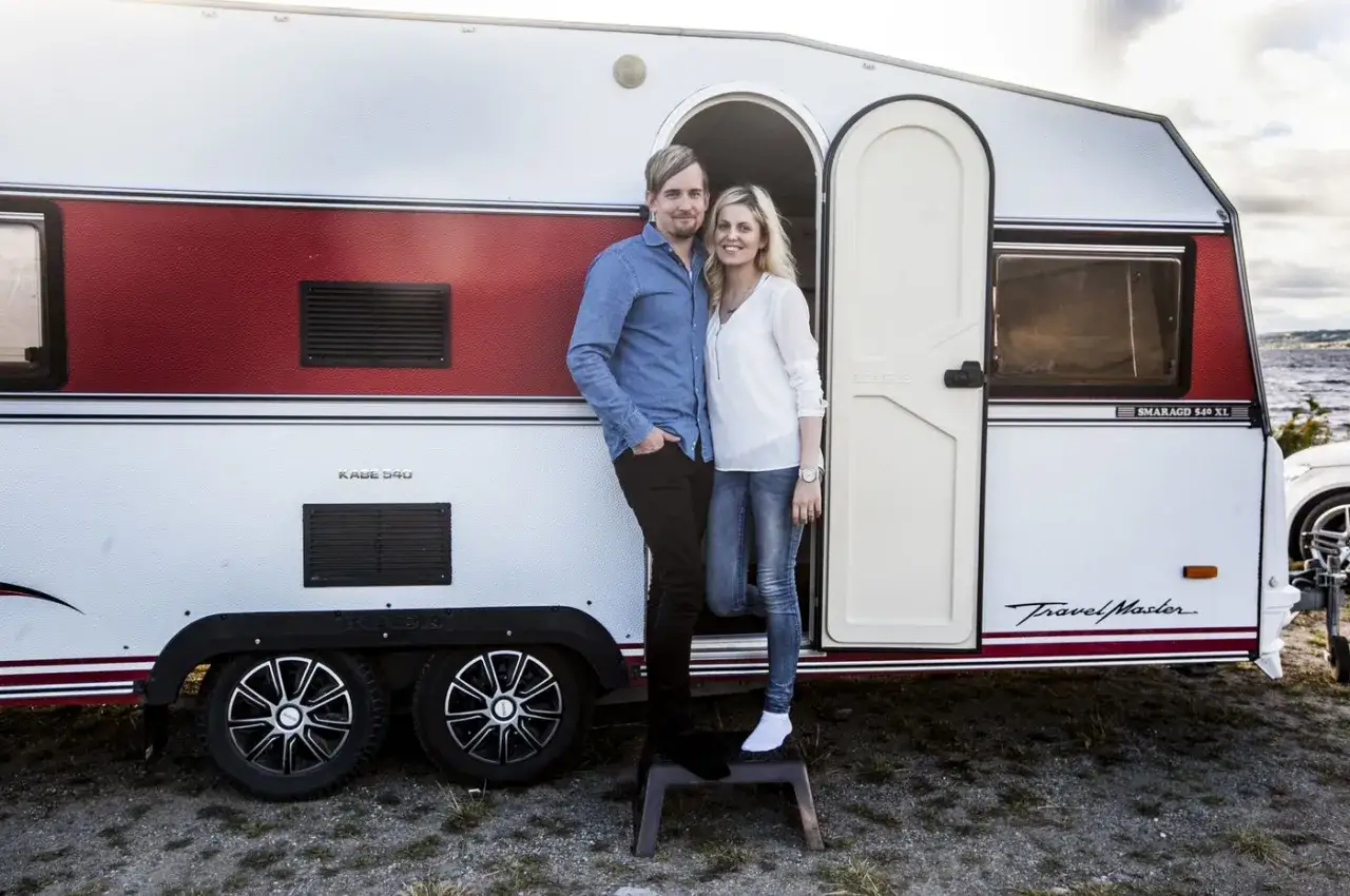 Ett par st&aring;r framf&ouml;r sin Kabe Komet husvagn.