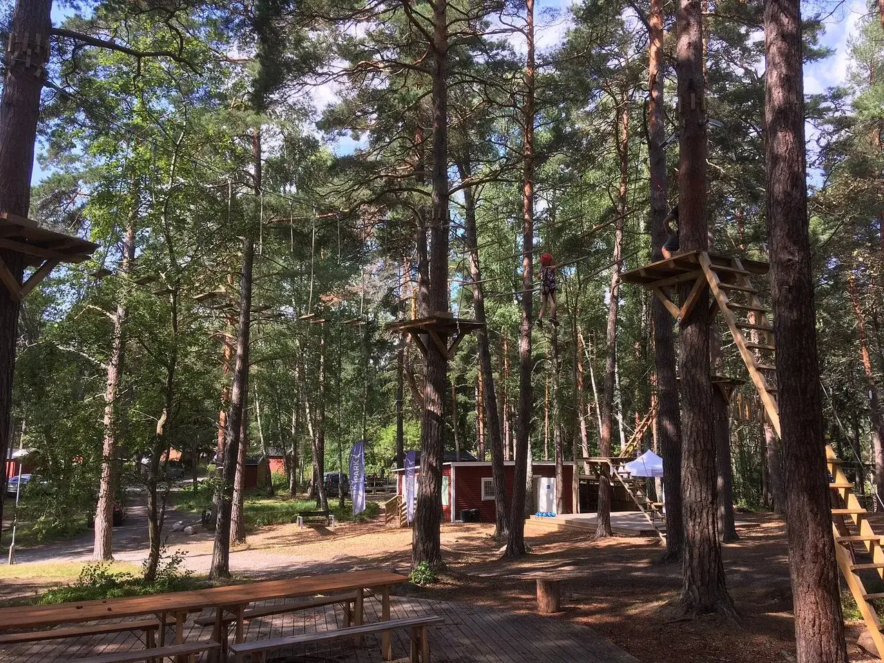 &Auml;ventyrsbana i skogen, perfekt f&ouml;r en dag p&aring; Waxholms camping. Kl&auml;ttring och balansg&aring;ng bland tr&auml;den.