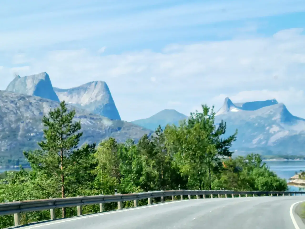 Vacker norsk kustv&auml;g med berg i bakgrunden. Perfekt f&ouml;r en roadtrip, men gl&ouml;m inte att kolla inreseregler Norge innan du &aring;ker.